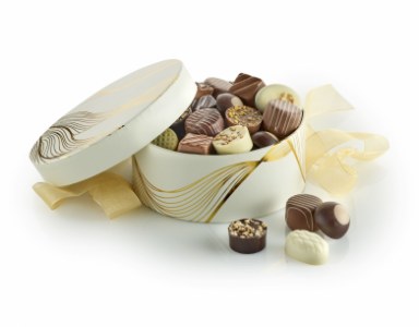 belgisk_luksus_chokolade_i_cremefarvet_hatteaeske_med_guldtryk